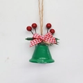 Dettaglio di campana di Natale in metallo verde con bacche rosse e fiocco a quadri - Campana Aperta Verde