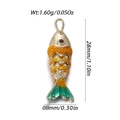 Ciondolo carpa koi in smalto arancio e verde con occhio di pietra rossa, peso 1,60g - Stile Pesce Rosso Medio Sfumato Arancione Verde (YSN172-A2)