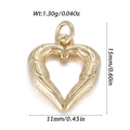 Colgante corazón dorado con textura de pluma, componente joyería DIY 15x11mm, 1,30g - Estilo Corazón de Plumas (YSN200-07)
