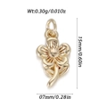 Colgante de flor dorada para joyería DIY con medidas de 15mm x 7mm sobre fondo blanco - Estilo de Pequeña Flor Minimalista (YSN200-15)