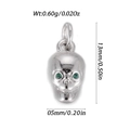 Colgante calavera plateado con ojos de gemas verdes para hacer joyería artesanal - Estilo de Calavera de Ojos Verdes (YSN200-30)
