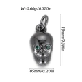 Colgante de calavera en color negro metalizado con ojos de circón verde para joyería DIY - Estilo de Calavera de Ojos Verdes (YSN200-31)