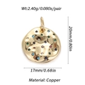Dettaglio del ciondolo tondo in rame placcato oro con finitura martellata e zirconi colorati - Stile Luce Stellare Martellata Multicolore (043-6)