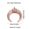 Detailansicht von roségoldenem Mondsichel-Anhänger aus Kupfer mit weißem Zirkonia - Roségold Hornstil (4)