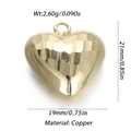 Dettaglio di un ciondolo a cuore in rame placcato oro con texture diamantata e misure - Motivo Diamante Oro (118)