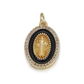 Primer plano del colgante Virgen María dorado con circonitas y nácar negro fino - Estilo Icono Santo Ovalado (YSN082-05)