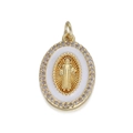Vue macro d'un pendentif religieux ovale doré avec émail blanc et détails en zircon - Ovale de Figure Religieuse (YSN082-06)