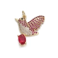 Nahaufnahme eines Kolibri-Anhängers mit lila Zirkonia und einem roten Oval-Stein - Pavé-Kolibri-Form mit rosa Strass (12)