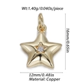 Makro-Detail von goldenem sternförmigem Kupferanhänger mit weißem Zirkonstein - Gebogener Stern Straßstein (YSN083-08) / Gold