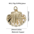 Detail eines muschelförmigen Kupferanhängers mit Seesternmuster und sieben Perlen - Seestern Muschel Perlen Stil (YSN083-04) / Gold