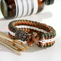 Detail eines Paracord-Armbands mit einer Messing-Stammesmaske und gewebter Textur - 19cm / Camo Grün (ABL162-1)