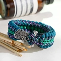 Detailaufnahme des Paracord-Armbands mit einem verzierten silbernen Totenkopf-Verschluss - 19cm / Blau Lila Mix (ABL162-2)