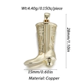 Detailansicht eines goldenen Vintage-Cowboy-Stiefel-Anhängers aus Kupfer mit Prägung - Retro Cowboystiefel-Stil (YSN082-02) / Gold