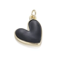 Detalle macro del colgante de corazón en esmalte negro con marco de metal dorado - Estilo Corazón Esmalte Clásico (YSN076-05)