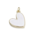 Vue macro du pendentif cœur en émail blanc doré avec connecteur à double anneau - Cœur Asymétrique (YSN076-06)