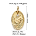 Makro-Detail eines goldenen Kupferanhängers in Ovalform mit Handrelief und Zirkon - Realistischer Handrelief-Stil (YSN097-01)