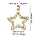 Detail van een 14k gouden ster hanger van koper met onregelmatige textuur en maat 30mm - Gehamerde Vijfpuntige Ster (YSN091-03)