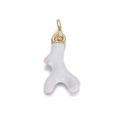 Macro-opname van witte koraal tak hanger met gepolijste gouden ophangring - Witte Kleine Koraal (YSN095-07)