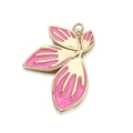 Vista macro de colgante de pétalo de esmalte rosa chapado en oro para creación de joyas DIY - Colgante de Tres Hojas Texturizado Rosa (YSN096-07)