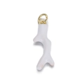 Detailopname van een witte koraal tak hanger met een vergulde metalen verbindingsring - Witte Grote Koraal (YSN095-13)