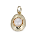 Détail du pendentif en or organique avec une perle blanche lustrée et bélière polie - Perle Irrégulière (YSN083-03)