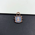 Ciondolo a scudo con zirconi micropavé e pietre blu su sfondo bicolore - Stile Scudo Oro Rosa (PN003-3)