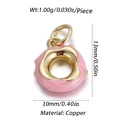 Vue détaillée d'un pendentif donut rose pailleté en cuivre avec bordure dorée et tailles - Style Mini Beignet (YSN060-07)