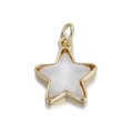 Gros plan d'un pendentif en forme d'étoile avec fini blanc nacré et bords en métal doré - Étoile à Paillettes (YSN073-06)