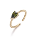 Detalle de anillo con gema verde oliva en forma de pera y banda de cuentas doradas - Verde