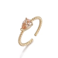 Detalle de anillo dorado de diseño trenzado con circonita brillante en forma de pera - Rojo Anaranjado