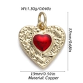 Dettaglio di ciondolo a cuore in ottone placcato oro 14K con nucleo rosso e trama martellata - Texture Martellata Rossa (241)