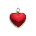 Detail van rode hartvormige hanger met gouden metalen randen en gladde emaille afwerking - Rood Hart (106-07)