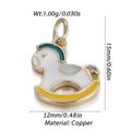 Détail macro du pendentif cheval à bascule en cuivre de 12x15mm avec émail et plaqué or - Style Cheval à Bascule Émail (YSN143-06)