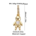 Détail macro du pendentif humanoïde doré avec zircon coeur et dimensions 28mm x 11mm - Pendentif Humanoïde Doré (DBN145-02)