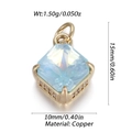 Vue macro d'un pendentif en pierre carrée bleu clair avec sertissage en cuivre plaqué or - Style Strass Bleu Clair Carré (YSN151-03)