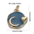 Macrodetail van ronde gouden hanger met maan, hart en blauwe inleg inclusief afmetingen - Blauw Ster Maan Hart (YSN160-06)