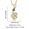 Detail van de slangenhanger met groene edelsteen en witte zirkoon micro-inlegsels - Slang Stijl (XL-420-6) / 14k