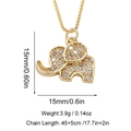 Detailweergave van de olifanthanger met zirkonia op een gouden schakelketting - Olifant Stijl (XL-420-8) / 14k
