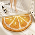 Détail macro du tapis de bain orange demi-rond avec texture en fibres de peluche absorbante - Petit (40x60cm-Polaire Douce) / Style Orange (Orange Wishes)