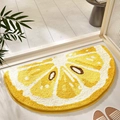 Tapis de bain demi-lune motif citron en peluche douce sur sol carrelage clair - 40x60cm / Polaire Douce pour la Peau / Demi-citron