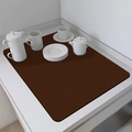 Primer plano de alfombrilla absorbente marrón con textura antideslizante en encimera - Café Oscuro