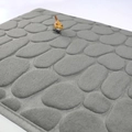 Tapis de bain gris en polaire corail avec texture pavée 3D et envers antidérapant - Petit Rectangle / Gris Argent