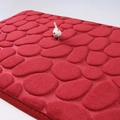 Tapis de bain rouge en mousse à mémoire de forme avec texture galets 3D doux - Petit Rectangle / Bordeaux