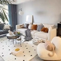 Moderno tappeto bianco a pois con un cuscino decorativo a forma di uovo al tegamino - 50*80cm / Stile Pois Neri