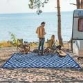 Blauw picknickkleed met ruitpatroon op een zandstrand voor camping en buitenactiviteiten - 50*80cm (Huidvriendelijk Suéde) / Donkerblauw en Wit Geometrisch