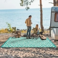 Detail van waterdichte picknickmat met mintgroen geometrisch patroon in een campingomgeving - 50x80cm / Muntgroen Geometrische Ruit