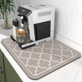 Tapete absorbente para cafetera con diseño geométrico beige en encimera de mármol - Rejilla Camel