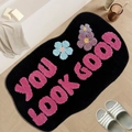 Alfombra de baño irregular de imitación cachemira con texto 'You Look Good' y flores - 40x60 (Imitación Cachemira) / Negro (You Look Good)