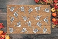 Detalle de alfombra de Halloween con manos de esqueleto blancas sobre suelo madera - 40x60cm Superficie de Terciopelo Suave / Mano de Esqueleto Halloween 2