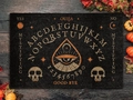 Vista superior de alfombra de Halloween con diseño de tabla Ouija y calaveras - 40x60cm Superficie de Terciopelo Suave / Esqueleto Ouija Halloween 3